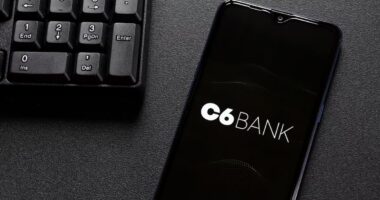 INSS suspende empréstimos consignados do banco C6 e cobra devolução de R$ 300 milhões a aposentados