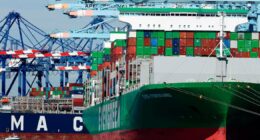 Justiça dos EUA suspende ordem que determinava reembolso de tarifas impostas por Trump