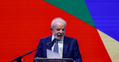 Lula diz que esperava corte de 0,50 ponto nos juros, mas que BC baixou só 0,25 ‘por causa da guerra’