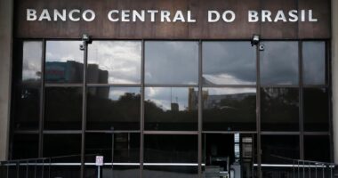 Mercado vê pouca chance de pausa em cortes da Selic, apesar de guerra