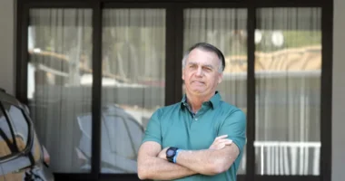 Na prisão, Bolsonaro reclama de isolamento do cenário político