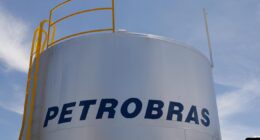 Petrobras alega bloqueio de navio para suspender leilões de diesel e gasolina