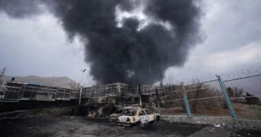 Petróleo Brent volta a ultrapassar os US$ 100 por barril em meio à guerra no Oriente Médio