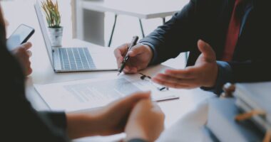 Precisa ler a apólice: Desde 2022 a lei do corretor impõe maior responsabilidade para o profissional