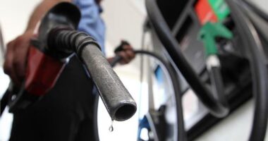 Preço da gasolina sobe nas bombas mesmo sem reajuste da Petrobras; entenda