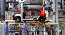 Produção de veículos em fevereiro recua 8,2% em um ano; vendas ficam estáveis