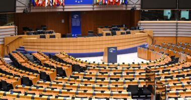 União Europeia prepara eliminação de tarifas industriais dos EUA, com gatilho de suspensão