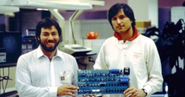 Aos 50 anos, a Apple virou uma máquina de dinheiro, mas perdeu a onda da IA; entenda