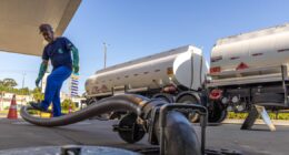 Defasagem do preço do diesel da Petrobras inicia semana em alta de 70%