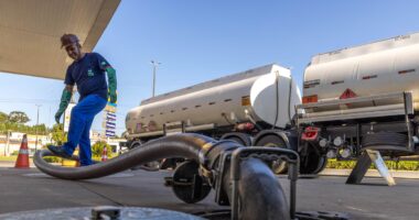 Defasagem do preço do diesel da Petrobras inicia semana em alta de 70%