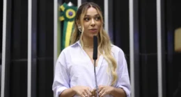 Deputada ameaça usar lei Maria da Penha contra Erika Hilton