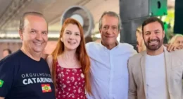 Deputada posa com aliados e “corta” Carlos Bolsonaro de foto; entenda