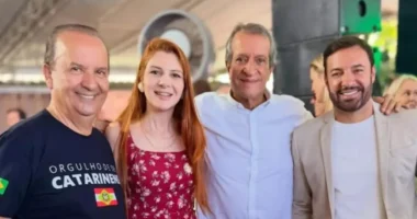 Deputada posa com aliados e “corta” Carlos Bolsonaro de foto; entenda