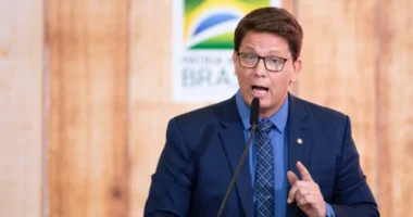 Deputado Mario Frias é internado na UTI após dores abdominais