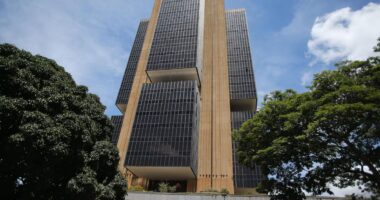 Dívida e juros dançam enquanto segue o concerto da gastança