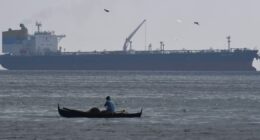 EUA prorrogam suspensão de sanções contra petróleo russo