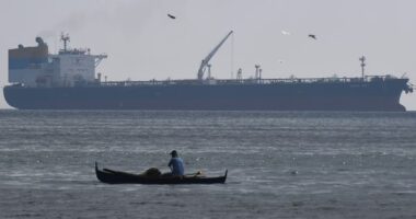 EUA prorrogam suspensão de sanções contra petróleo russo