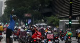 Entregadores e motoristas de aplicativo protestam em SP contra projeto que regulamenta o setor