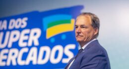 Escala de trabalho: Varejo apoia jornada 5x2, mas defende modelo horista, diz presidente da Abras