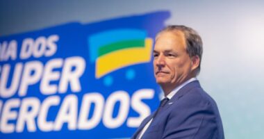 Escala de trabalho: Varejo apoia jornada 5x2, mas defende modelo horista, diz presidente da Abras