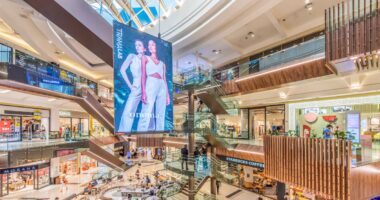 Fim da escala 6x1: medida pode reduzir lucro operacional do varejo em até 15%, diz Fitch