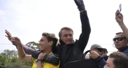 Flávio Bolsonaro diz que postura crítica de Eduardo a Nikolas 'não é inteligente'