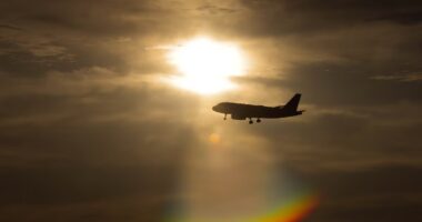 Governo Lula é cobrado a diminuir impostos para amenizar alta no preço de combustível de aviões