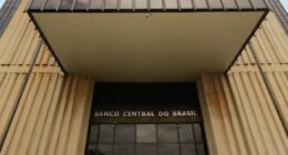 Incertezas que levam a pequeno corte nos juros vão da guerra no Irã à tensão nas contas públicas