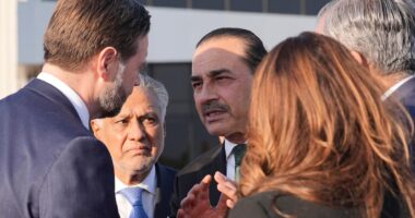 Nova escalada do conflito no Irã pressiona custo da energia e inflação; petróleo supera US$ 100