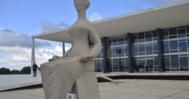 Parecer que mirava ministros do STF é rejeitado; texto gera tensão institucional