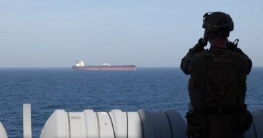 Petróleo começa semana em alta, cotado em US$ 101 o barril, com impasse sobre negociações no Oriente