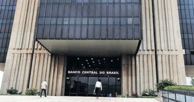 Por que cortar juros é uma tarefa difícil nos EUA e no Brasil