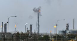 Produção de petróleo da Opep recua 27% em março, em meio aos efeitos da guerra no Irã