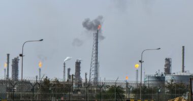 Produção de petróleo da Opep recua 27% em março, em meio aos efeitos da guerra no Irã