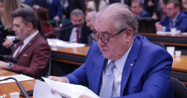 Relator critica falta de apoio, retira projeto de pauta e manda governo enviar texto sobre apps