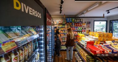 Vendas do varejo crescem 0,6% em fevereiro, em novo patamar recorde, aponta IBGE