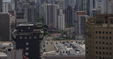 ‘Cerco regulatório’ ao Airbnb avança no Brasil e redefine mercado de locações de curta temporada