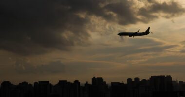 ‘Inflação de guerra’ já ronda 5% com alta dos combustíveis de aviação, mostra projeção