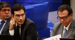 6x1: Relator defende que quem ganha mais de R$ 16 mil não fique sujeito a regras de jornada e escala
