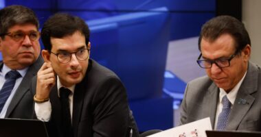 6x1: Relator defende que quem ganha mais de R$ 16 mil não fique sujeito a regras de jornada e escala