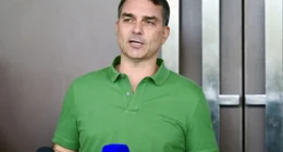 Aliados de Lula pedem que PGR investigue Flávio Bolsonaro por possível atentado à soberania
