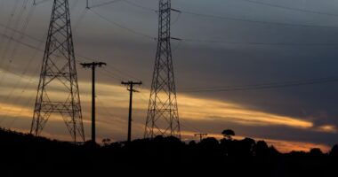 Aneel aprova uso de R$ 5,5 bilhões para reduzir conta de luz em 22 distribuidoras