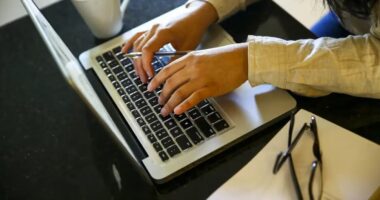 Empresas perdem 22 dias de trabalho ao ano por falta de políticas de bem-estar menstrual