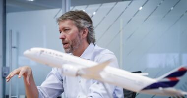 Fim da escala 6x1 não mudará regras previstas em lei para pilotos e comissários, diz CEO da Latam