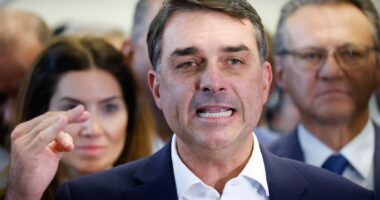 Flávio Bolsonaro defende remuneração por hora trabalhada como alternativa ao fim da escala 6x1