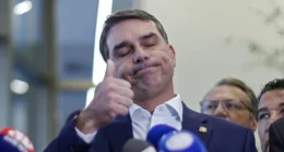 Flávio explora decisão dos EUA como trunfo eleitoral, e aliados de Lula focam 'Dark Horse' e soberania