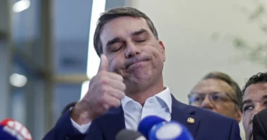 Flávio explora decisão dos EUA como trunfo eleitoral, e aliados de Lula focam 'Dark Horse' e soberania