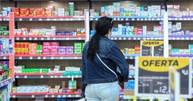 Inflação fica em 0,67% em abril com alta nos preços de alimentos e remédios