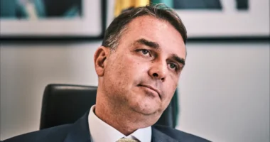 Operação contra Castro agrava cenário em reduto de Flávio Bolsonaro