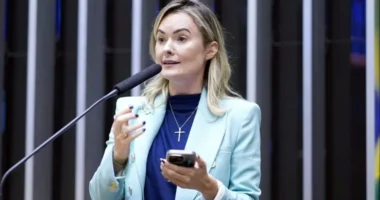 Oposição critica PEC do fim da escala 6x1 durante votação na Comissão